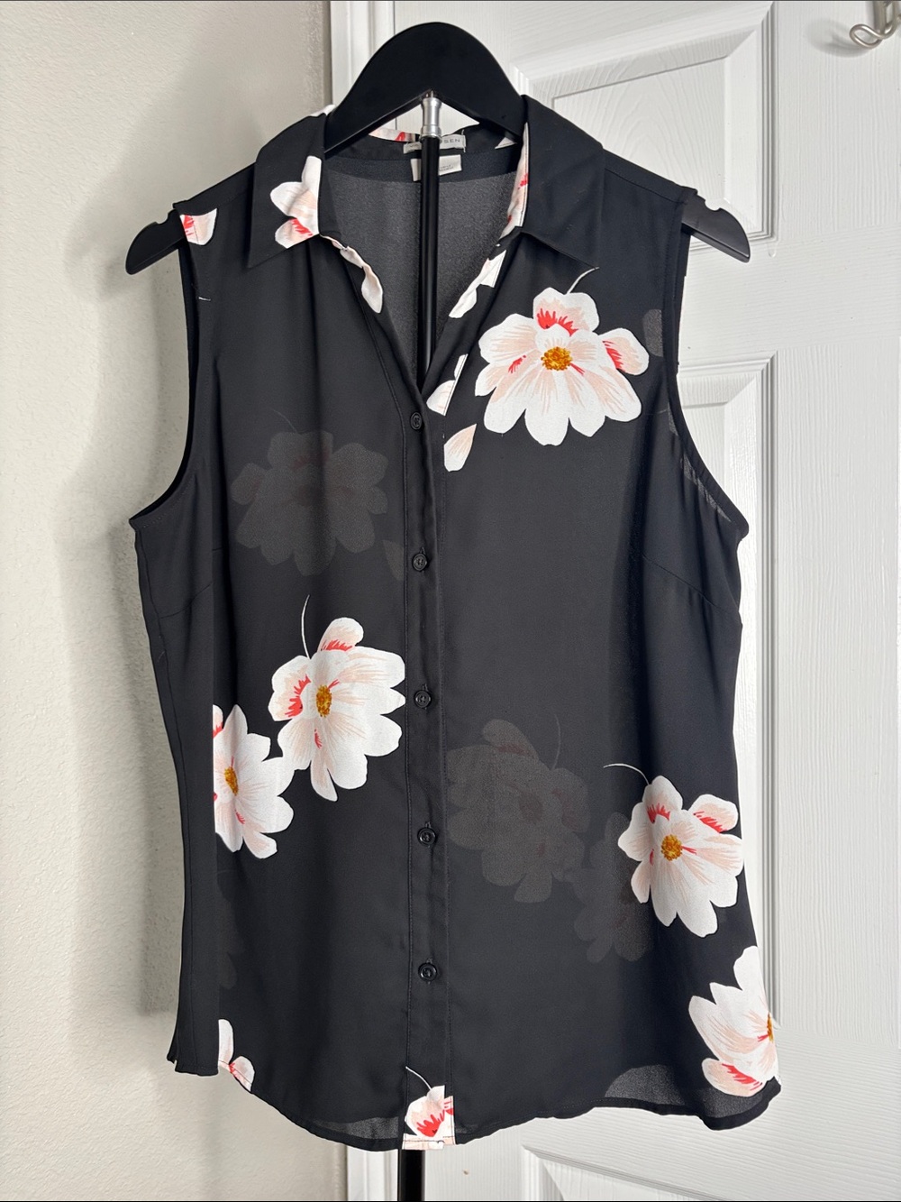 Van Heusen Black Sleeveless Floral Button-Front Blouse
